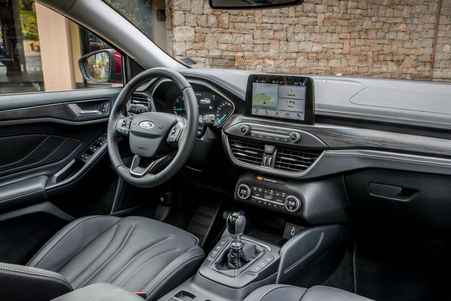 Интерьер Ford Focus Vignale Turnier 2018 года  (WW) (фото 31 из 40)